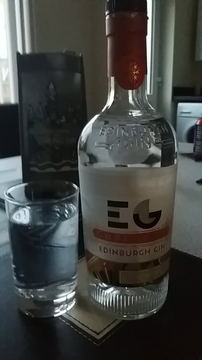lindah1980's tweet photo. Merry Christmas @Edinburgh_Gin https://t.co/yXWmGr393o
