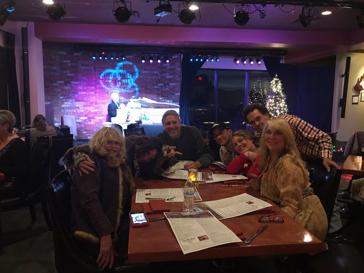 BethHart's tweet photo. 🎄Merry Xmas and Happy Holidays ☃️ https://t.co/9JzulT4Qky