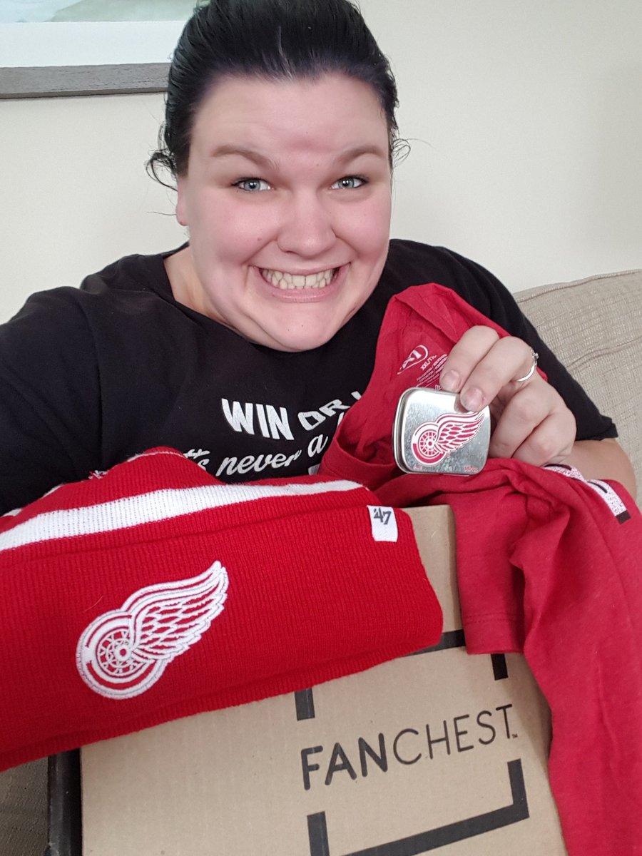 rachel_smith13's tweet photo. @thefanchest Merry Christmas too me!! Love my fanchest! #LGRW #fanchest https://t.co/xQlvcJ1oyN