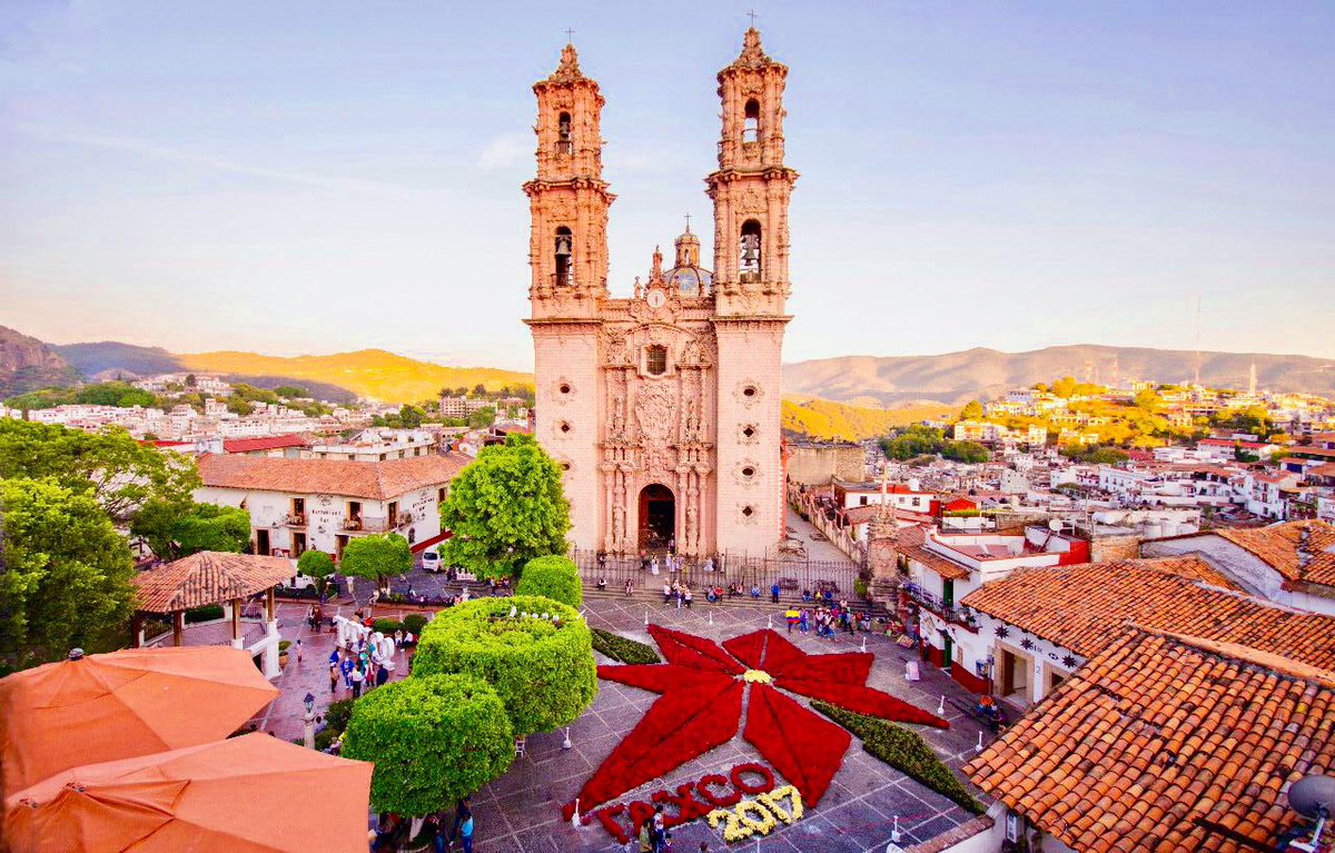 VisitTaxco's tweet photo. Buenos días, desde #Taxco cuna de la flor de cuetlaxóchitl que posteriormente se conocería cómo flor de nochebuena. ¡Deseamos que tengan una muy feliz navidad! https://t.co/39RhjT0Gfi