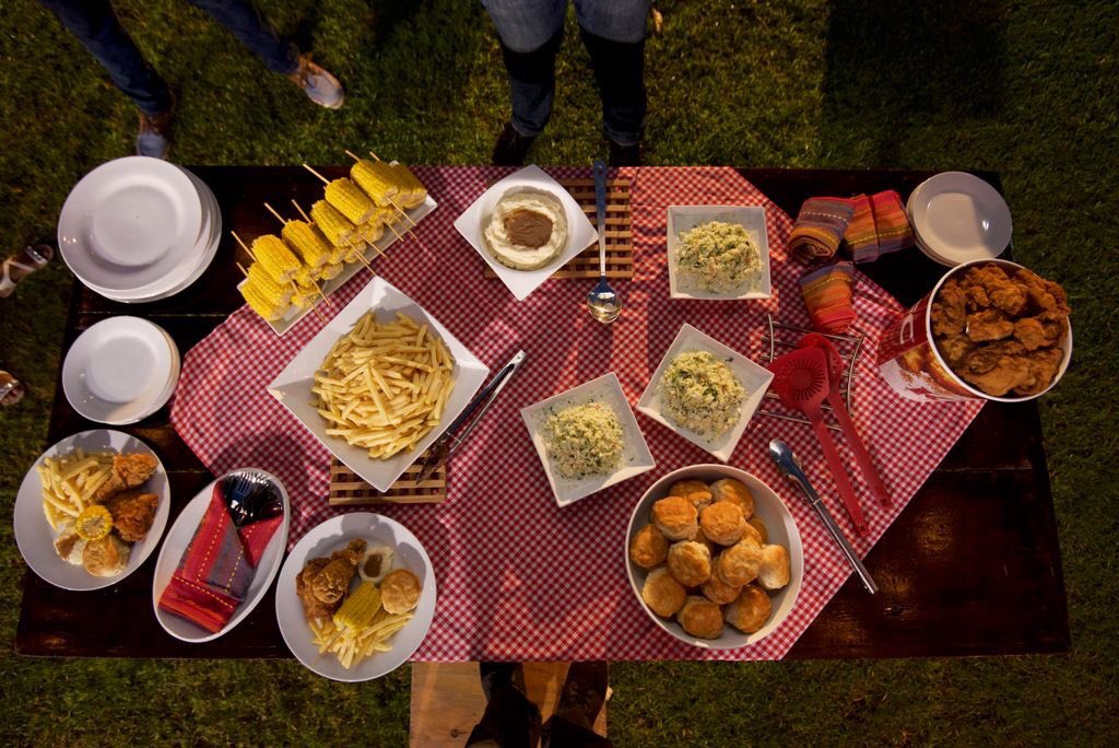 kfcjamaica's tweet photo. Give thanks for the love and the joy that you share with your loved ones today! It’s the Bucket time of year! 🍗🎄😋 #HappyHolidays #BucketLifeSeason https://t.co/FkClgbZkBl