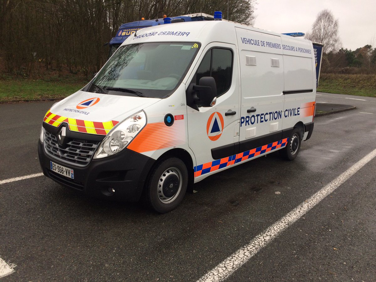 ADPC78's tweet photo. Nouveau véhicule de la Protection Civile 78 grâce au travail des bénévoles ! Cette ambulance équipée du système WIZY servira lors des postes de secours mais aussi lors des gardes pour le SDIS 78. Merci à GIFA pour cette belle réalisation. https://t.co/15f2q64v0n
