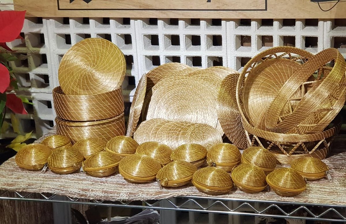 CentralCerrado's tweet photo. Acabou de chegar -  Artesanato de Capim Dourado do Jalapão no box da Central do Cerrado no Mercado de Pinheiros em São Paulo. 
Ótima opção de presente ecossocial para o natal.
#ficaadica https://t.co/WwcJ3gZ0gc