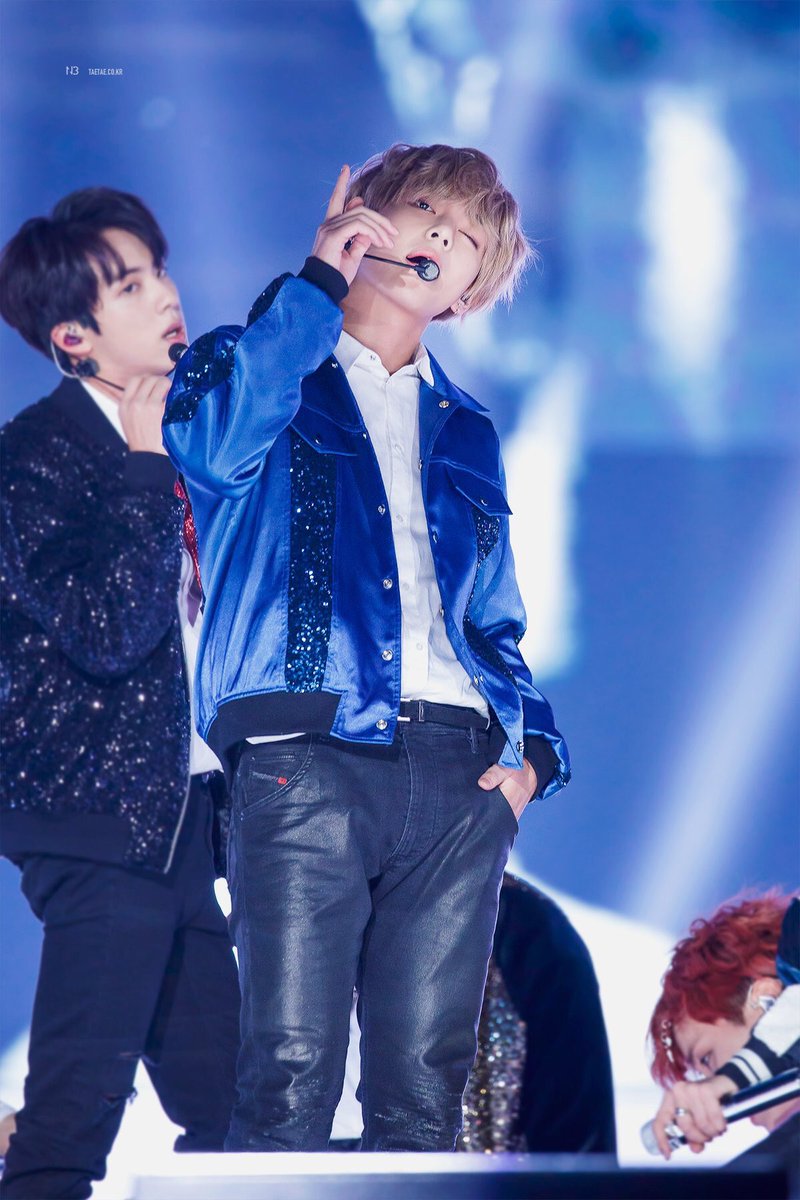 JeonKookieChim's tweet photo. #v #taehyung #BTS https://t.co/RSRjqFG67k