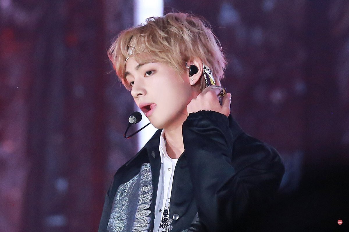 JeonKookieChim's tweet photo. #v #taehyung #BTS https://t.co/ASs84Fsd8v