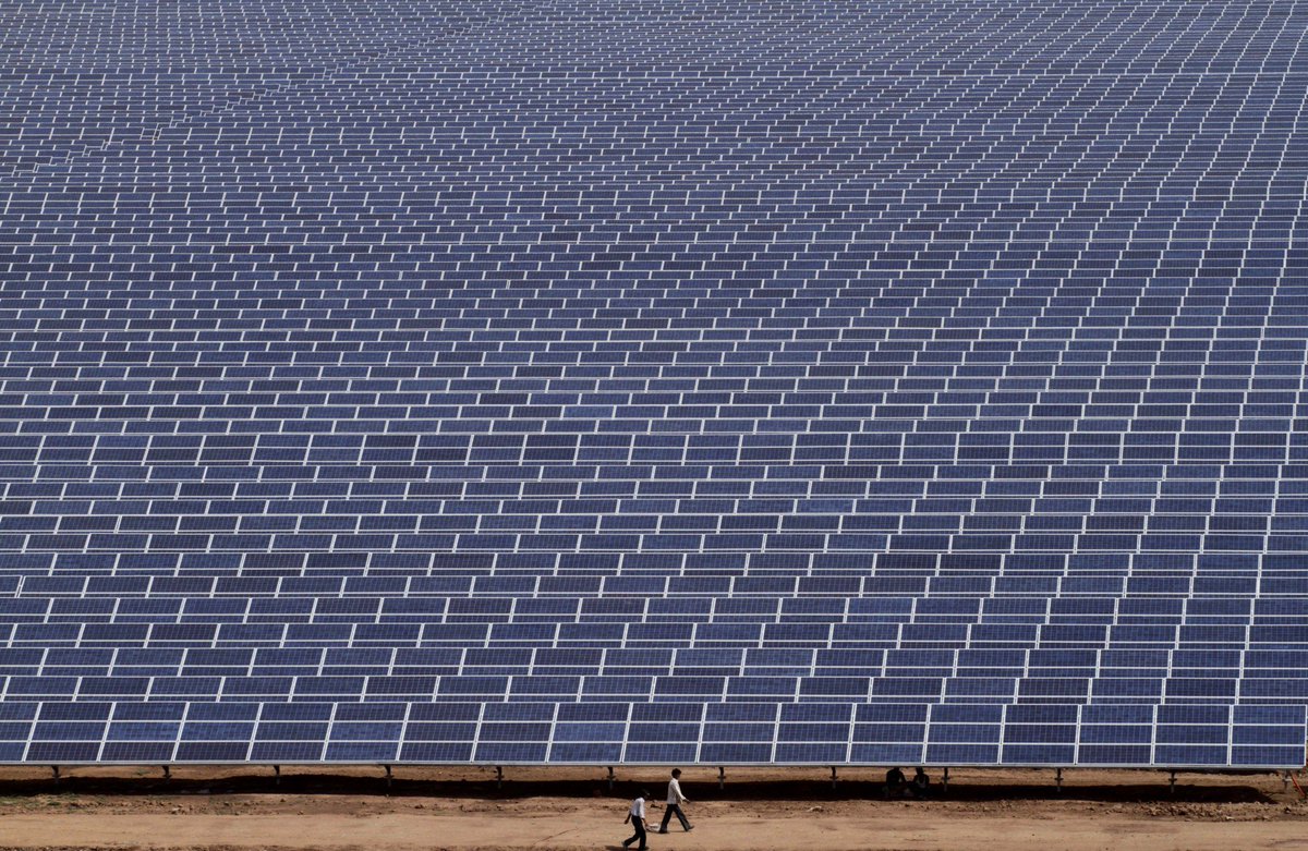 JimHarris's tweet photo. STAGGERING! Solar capacity to overtake nuclear energy in 2018 in historic landmark https://t.co/pzohDnEuNv By 2022, global capacity will reach 871 GW (43GW more than cumulative wind installs by then &amp; more than double 2017's nuclear capacity)! #CES2018 #renewables #technology https://t.co/ruNhifcp5n
