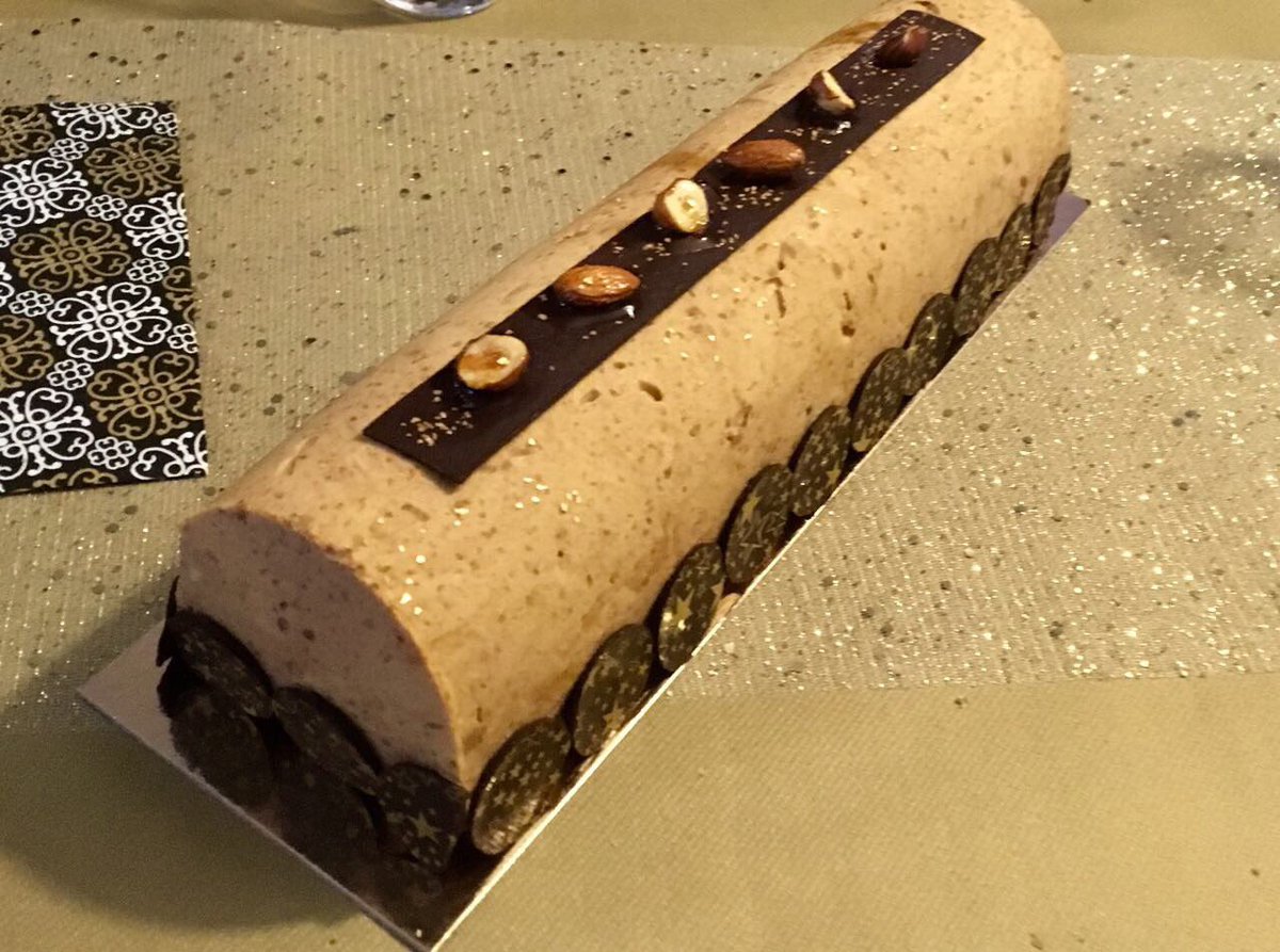 MiMiCoret's tweet photo. Bûches 2017 : tentative d'application des bons conseils de @Conticini_Team !! Inspiration Cylan et praliné/biscuit noisette #valrhona #valrhona_france https://t.co/R5if2H7p0x
