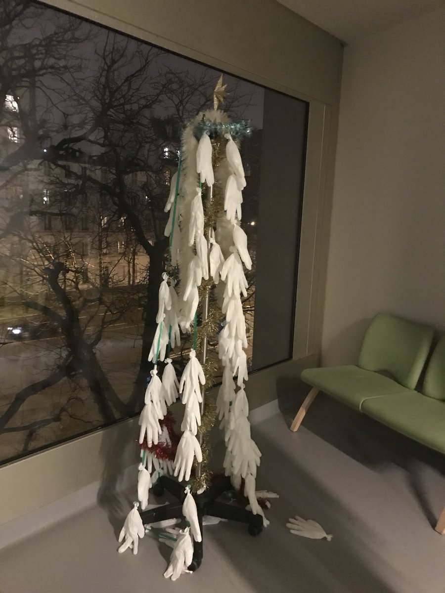 NoemiePrin's tweet photo. How to decorate an Hospital for X-mas without any budget 👉 1 infusion stand + surgical gloves 🤔 #art #concept from a Paris Hospital .. creative medical staff https://t.co/ooDTojFuIq