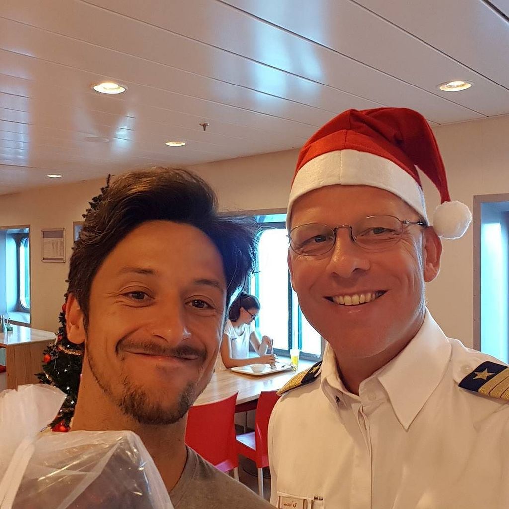 soerenvogelsang's tweet photo. Unser Weihnachtsmann, der Kapitän der Mein Schiff 3, Jonas Lidby.
Es gab sogar Bescherung.
Frohe Weihnachten!
#meinschiffcrew #meinschiff #hohoho #christmas #meinschiff3 #crewmess #onefleetonecrew #santacaptain https://t.co/rXQPrZBhqu https://t.co/Uwz5RGEnTN