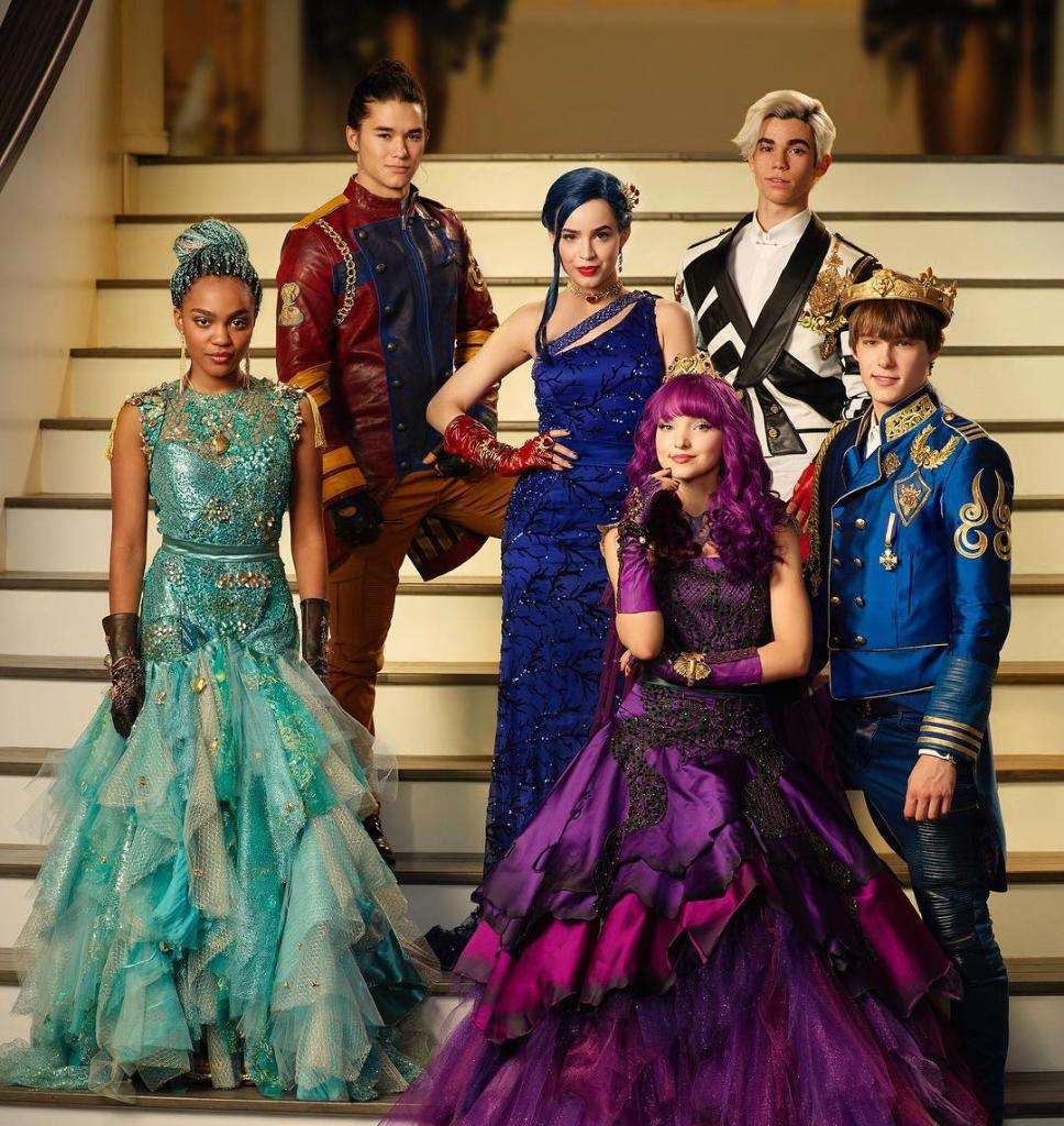 descendants's tweet photo. Wishing you a very wicked Christmas! #Descendants2 https://t.co/dRaPRgwnlY