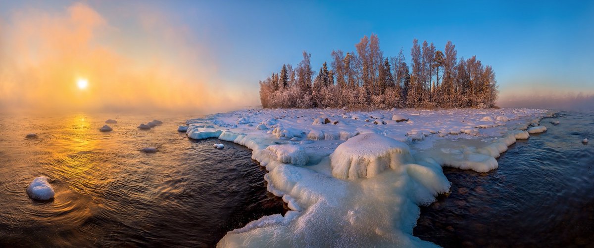 Merry Christmas and lots of love 🤗❤️🎄✨ *Photo: #LakeLadoga, #RepublicofKarelia and #LeningradOblast, northwestern #Russia by Fedor Laskov #winterscenery #Christmastime #HolidaySeason #MerryChristmas