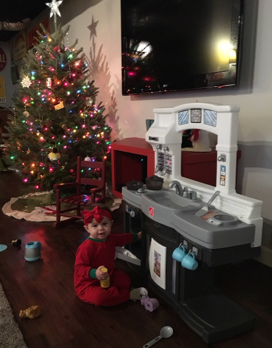 _MatthewWhite's tweet photo. Kenzie loves her @thestep2company kitchen! https://t.co/LPxOR690IZ