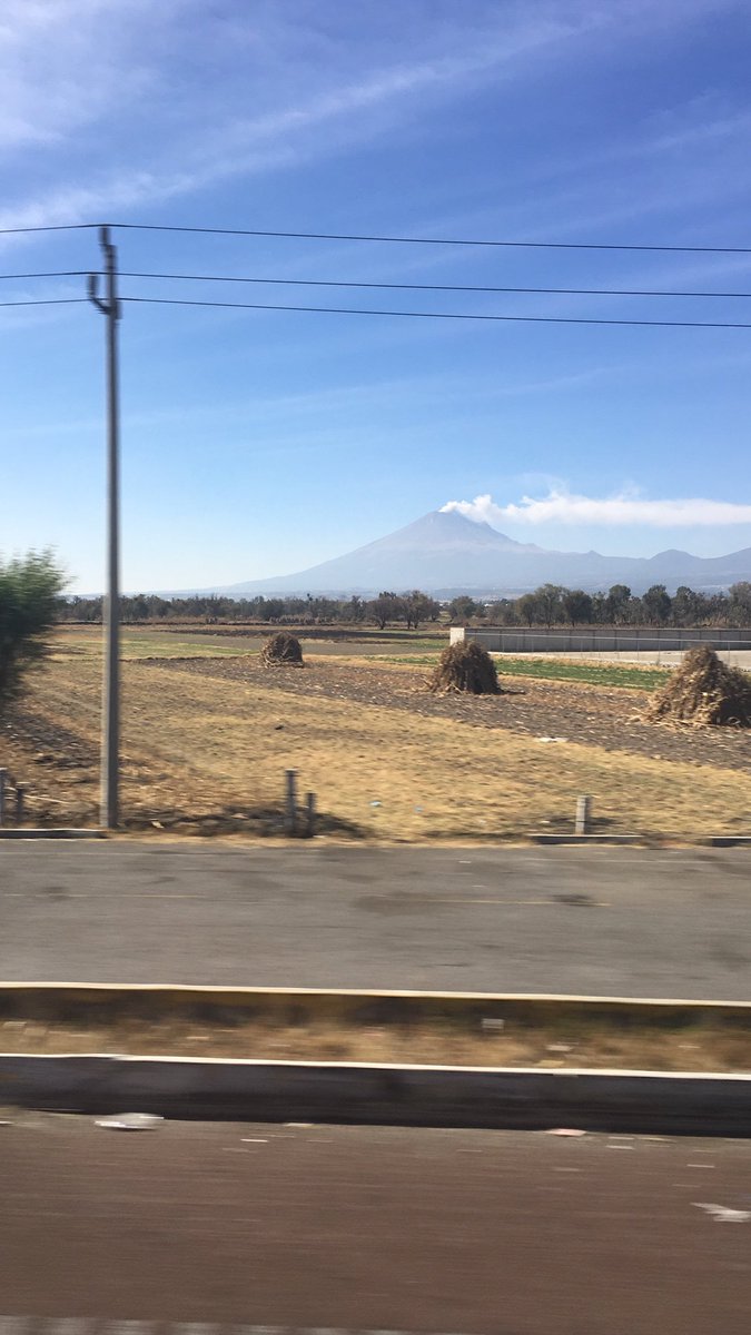 vbern's tweet image. #VolcanoViews on the way to #Oaxaca.