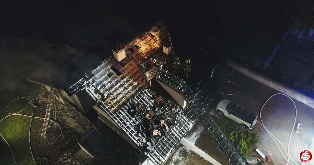 SDISRiviera's tweet image. Une villa prend feu le jour de Noël vers 5h du matin à #LaTourDePeilz. Le feu, parti au 1er étage, se propage à la toiture. Une vingtaine de pompiers de #Vevey et #Montreux alarmés.
#rescue #firefighters #incendie