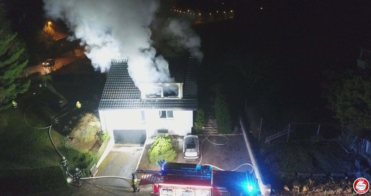 SDISRiviera's tweet image. Une villa prend feu le jour de Noël vers 5h du matin à #LaTourDePeilz. Le feu, parti au 1er étage, se propage à la toiture. Une vingtaine de pompiers de #Vevey et #Montreux alarmés.
#rescue #firefighters #incendie