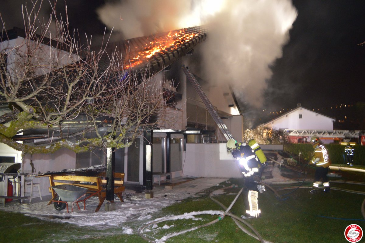 SDISRiviera's tweet image. Une villa prend feu le jour de Noël vers 5h du matin à #LaTourDePeilz. Le feu, parti au 1er étage, se propage à la toiture. Une vingtaine de pompiers de #Vevey et #Montreux alarmés.
#rescue #firefighters #incendie