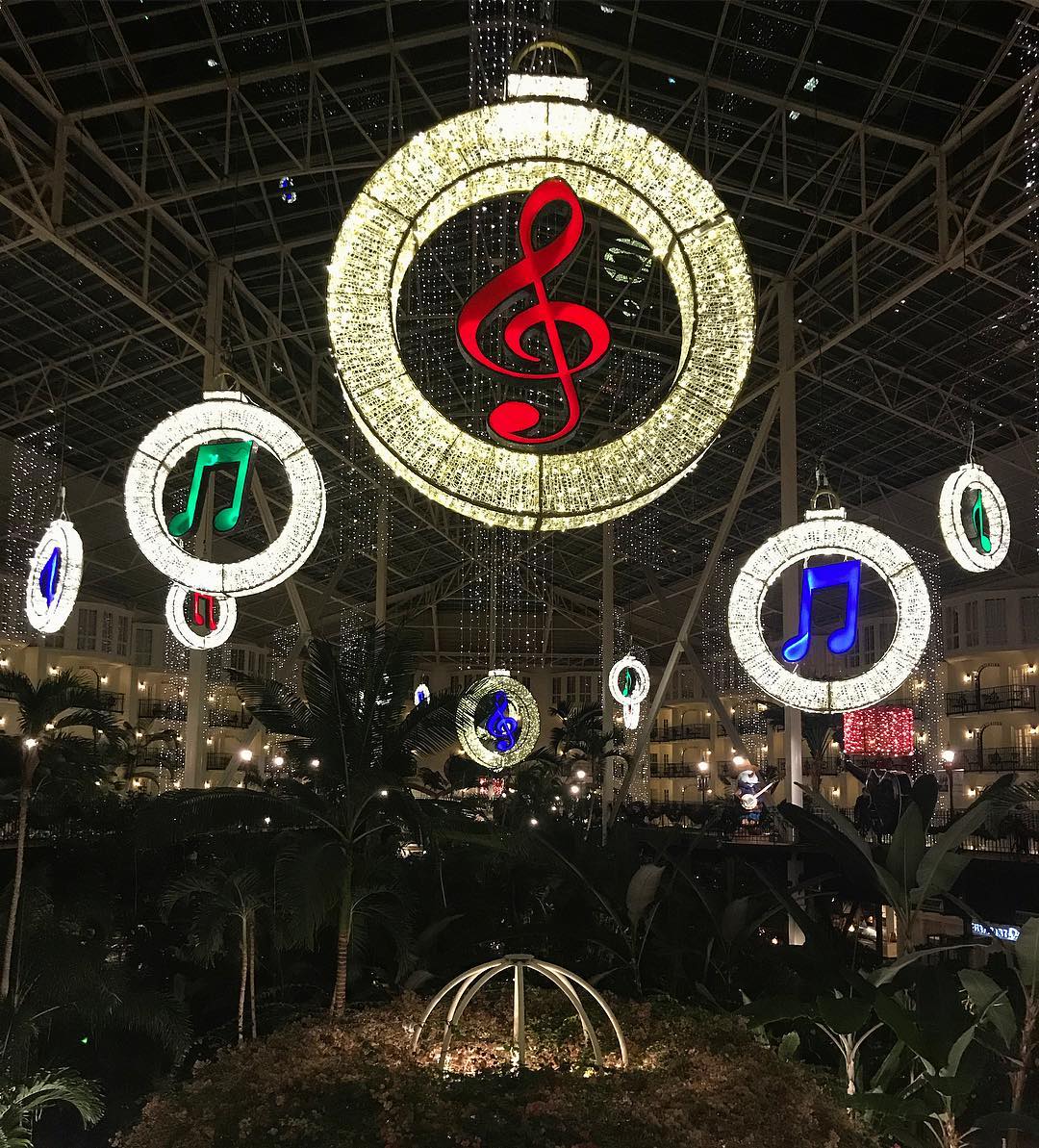 MyRadioDial's tweet photo. Wishing everyone a very Merry Christmas from Music City USA! 🎼🎄🎵  

📷: elizzlewizzle on IG https://t.co/rsyF2lWoCf