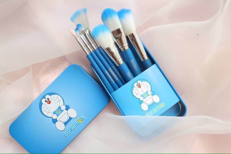 SaowaneeYam's tweet photo. ❤สินค้าเข้าเเล้วค้ะ❤
#Doraemon Makeup Brush Set  #ชุดแปรงแต่งหน้าพร้อมกล��อง Doraemon น่ารักฝุดๆ

1 ชุดมี แปรงแต่งหน้า 7 ด้าม

พร้อมกล่องขนาดกะทัดรัด พกพาสะดวก...   🎀 ราคา 200 บาท https://t.co/r8uQVY2p8W
