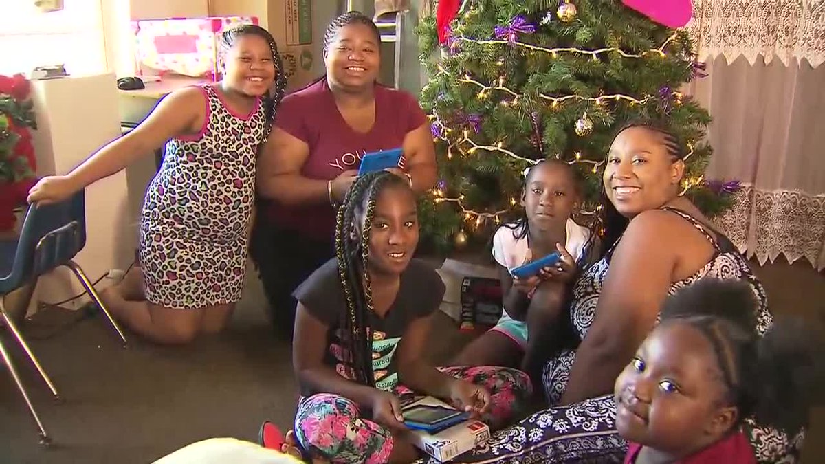 Car fire puts damper on Christmas for Pompano Beach family  bit.ly/2kWs1K3 https://t.co/iwEiZTOs7y