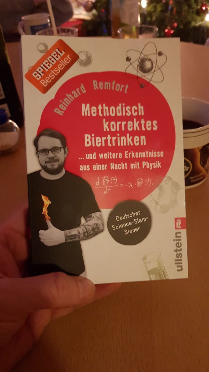 RunzelPeter's tweet photo. Das wichtigste Weihnachtsgeschenk doch noch im Kleiderschrank gefunden @MInkorrekt @ReinhardRemfort #methodisch #korrektes #biertrinken https://t.co/vIb1voXZzf