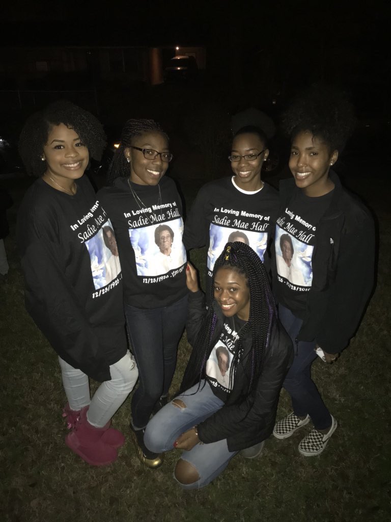 lifewithwhittt's tweet photo. we smiling because you wouldn’t want it no other way #FlyHighGma 🕊 Happy Birthday & Merry Christmas 🎄 we love and miss you 😘 @crownme_niya @TiMeraaaaaa @cupofken @_ambertanisha https://t.co/dmcOiAQAK2