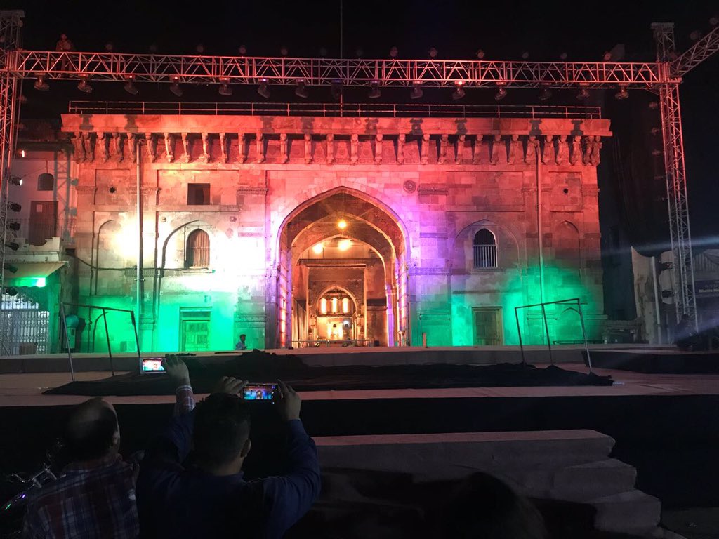 Mukeshias's tweet photo. Bhadra Fort decked up for #Kankaria Carnival in #WorldHeritageCity #Amdavad # Ame Amdavadi &amp; Sufi Songs on 26 December 2017 at Bhadra. https://t.co/gbkX4cVV44