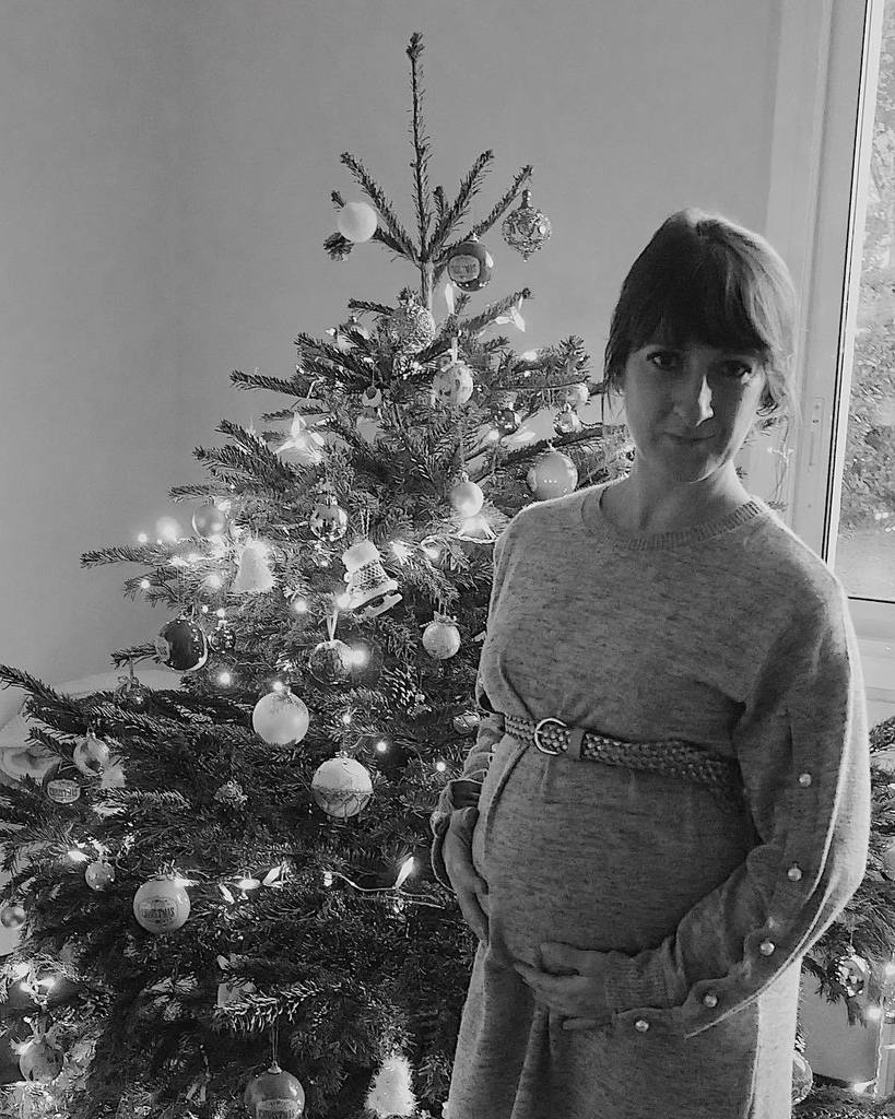 christelle_ott_'s tweet photo. 22 semaines 🐋 et dire que dans moins de 4 mois nous serons parents, ça passe tellement vite #24SA #22weeks #babybump #bellybump #maternity #maternitypictures #mumtobe #mumtobe2018 #pregnancy #christmastree #maternitystyle #zara #maisonlurex #noel2017🎄 https://t.co/OZobWSMVkw https://t.co/0qOA6hLnTL