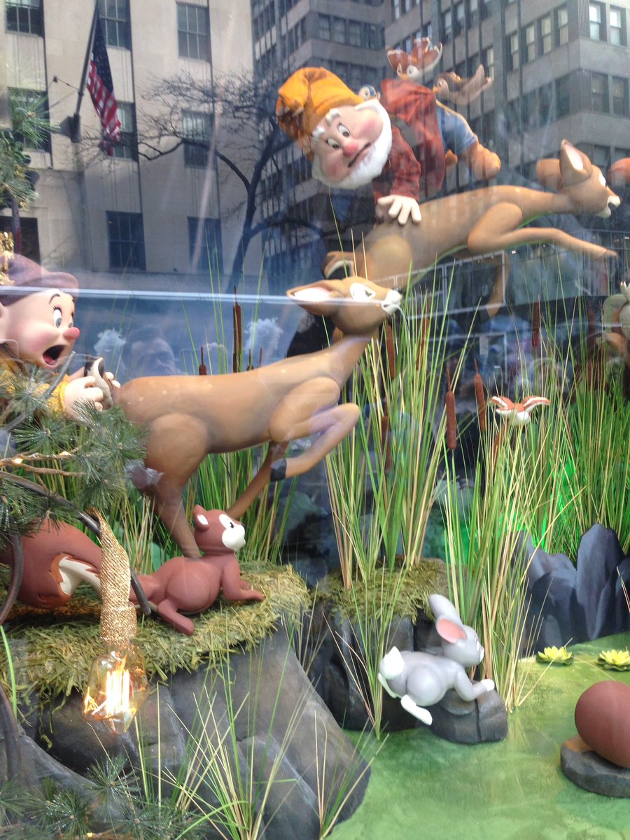 akaranoel's tweet photo. Saks 5th Ave #XmasWindows 🎄❤️ 2/3 https://t.co/qvkrS51V3s