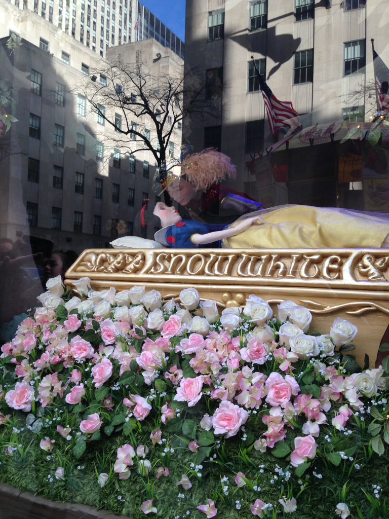 akaranoel's tweet photo. Saks 5th Ave #XmasWindows 🎄❤️ 3/3 https://t.co/1zadtl4ib9