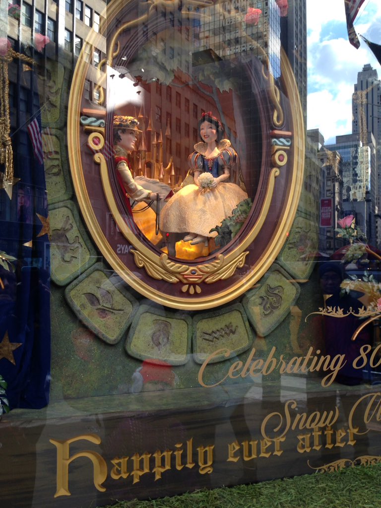 akaranoel's tweet photo. Saks 5th Ave #XmasWindows 🎄❤️ 3/3 https://t.co/1zadtl4ib9