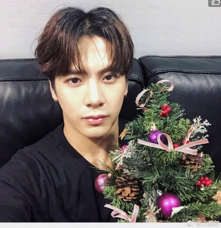 HeyYouNotYouYuu's tweet photo. Weibo - Jackson Wang
At home, there is really a Christmas Tree
Just got off work
Enjoy Christmas
#IsThisWhatAllOfYouWantAsAChristmasTree #IReallyHaveAChristmasTree #JacksonWang
#王嘉尔 https://t.co/Z27oyyEcRy