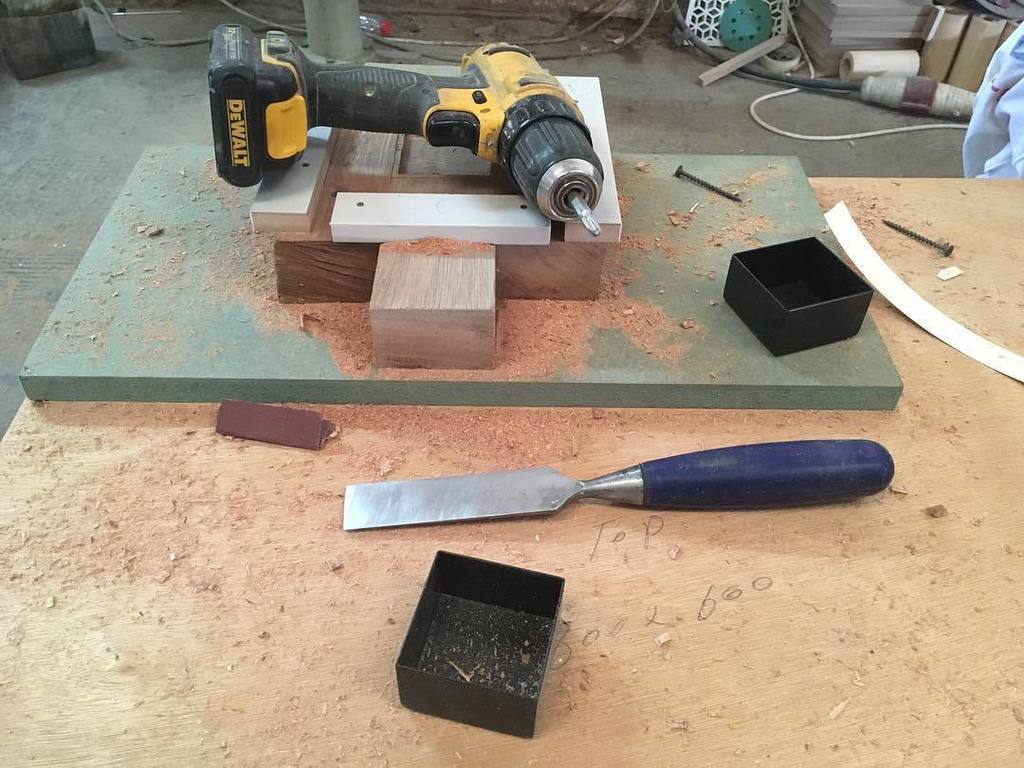 GhanemIndustry's tweet photo. We always make something special with our hands with the help of tools and skills that we are equipped of. 💯% pure talent! Check out our works at @ghanemindustry and call us!

#GhanemIndustry #DubaiInteriors #SolidWood #Pattern #SimpleJoys #LivingRoom #LivingRoomDecor #Cozy … https://t.co/jT74Ltw9KS