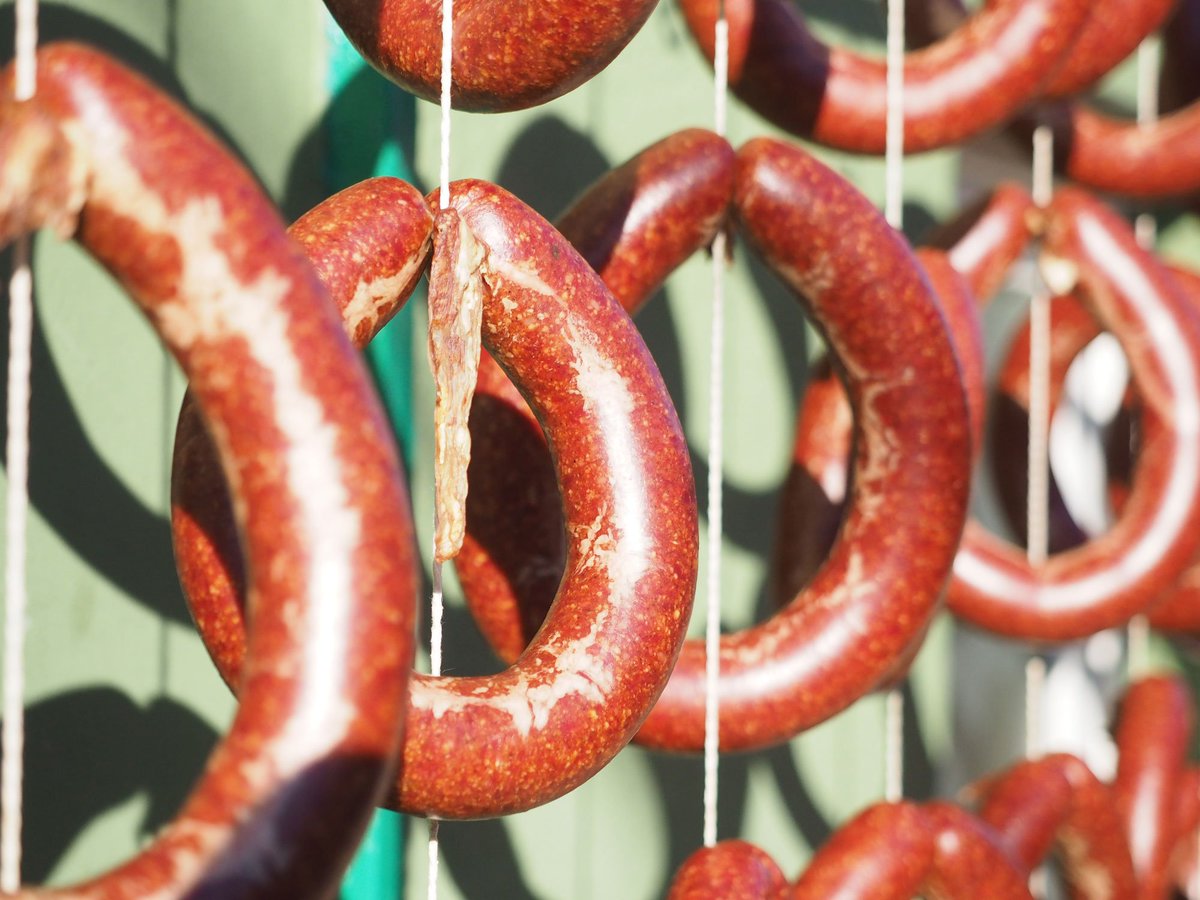 Yerinde baharatların efendisi: Sucuk

<a href="/nilayornek/">Nilay Örnek</a>, 1953’ten bu yana, manda eti katkısı ve özel baharat çeşnisi ile sucuk üreten Yanturalı’yı ziyaret etti! 🎥

➡️ blog.kia.com.tr/yasam/yerinde-…