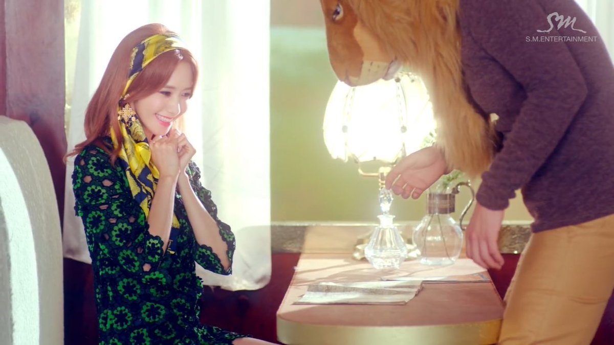 5) Remember whe Lion Heart inspired LM with their « Love Me Like You » MV! In fact, in both MVs, a guy invites all the members one by one to go on a date somewhere (at the same time and the same place), and, at the end, the members find out that he was doing it with every girls.