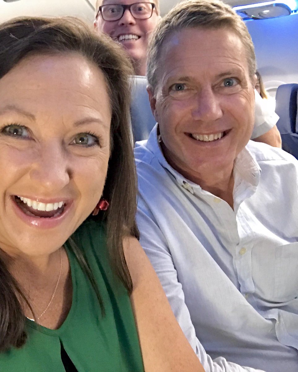 NecessaryIndulg's tweet photo. Photobombed by one of @Delta ‘s finest! Merry Christmas! 😍
#Christmas #Christmas2017 #australiabound #deltaFA #photobomb https://t.co/5OeYK58DMb