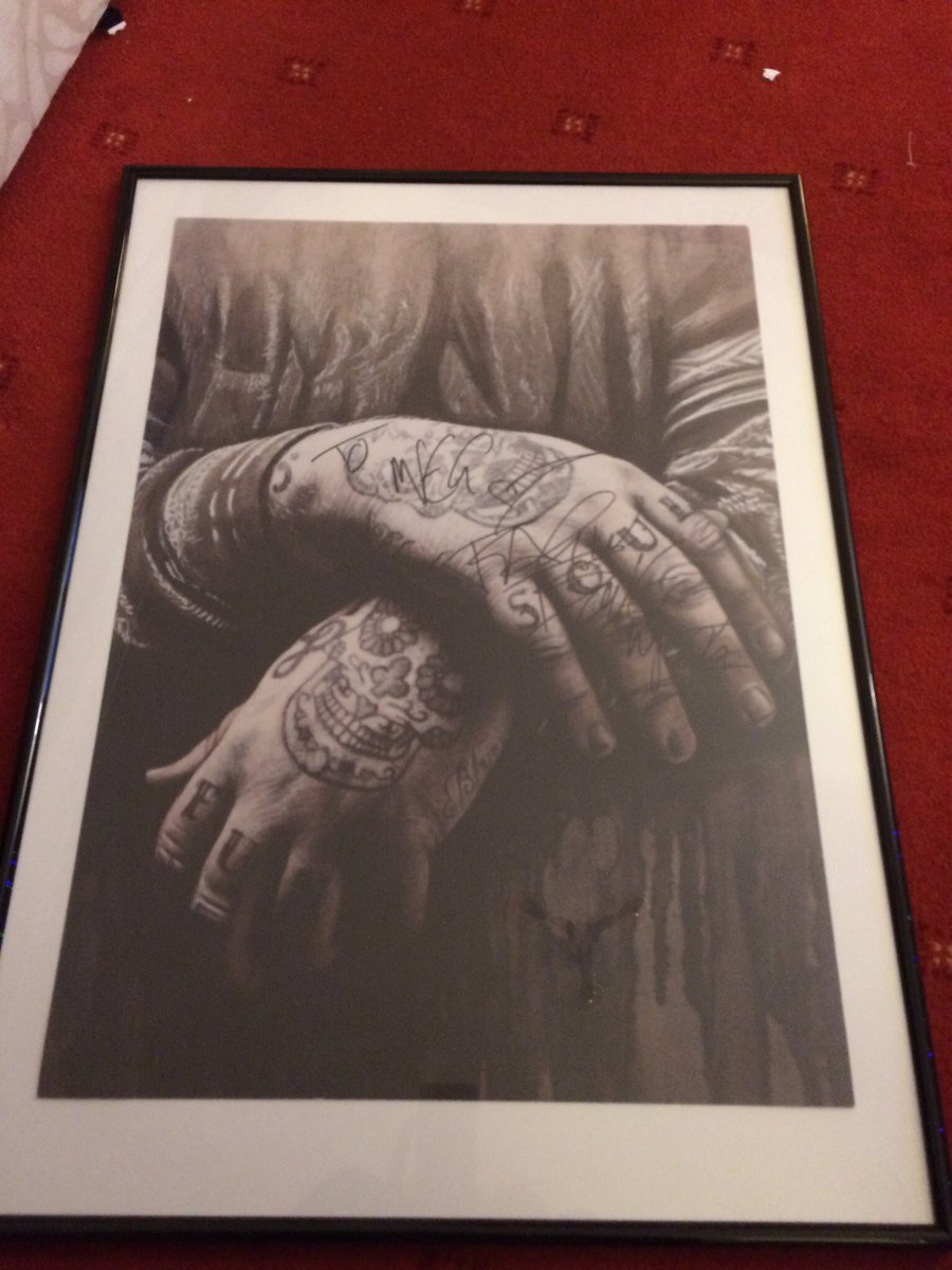 BushnellMegan's tweet photo. @RagNBoneManUK 
Just got a signed photo of him with my name on it, love it so so much!! Xx https://t.co/9dBKiE0ZMI