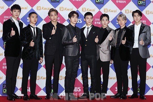 liIyurivert's tweet photo. ALL sm artist who attended the award show wore black and “rip jh” ribbons to commemorate and show respect to jonghyun 

im so done with y’all being fucking rude and disrespectful :(( https://t.co/fDIWujOmNm