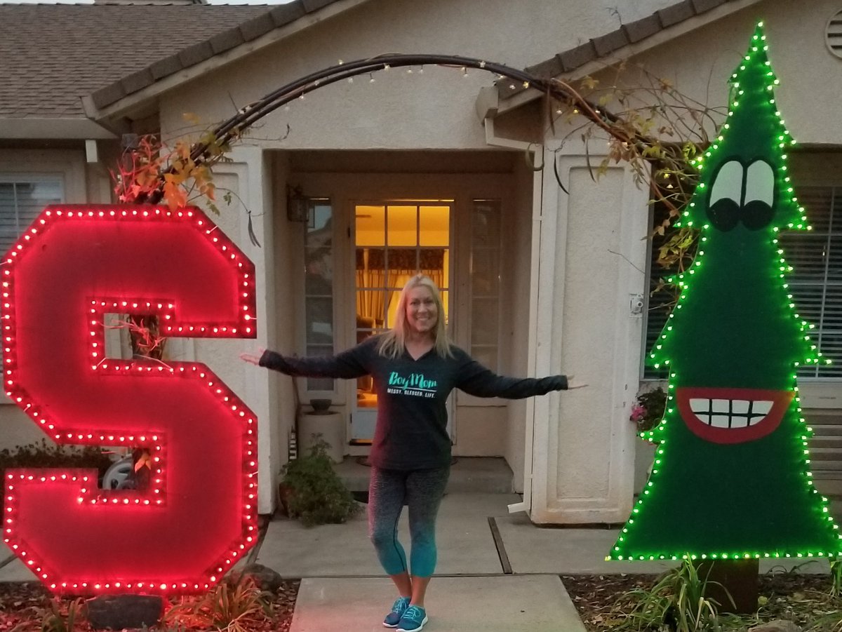 stanfordmom2's tweet photo. Both my Xmas trees this year! Our Aloha tree with homemade treasures from our summer trip &amp; The best tree of all, @DaStanfordTree ! #lsjumb #❤🤓🌲📯🎶 #blueisforoceannotcalorucla #GoCard https://t.co/UtVH5epbVP