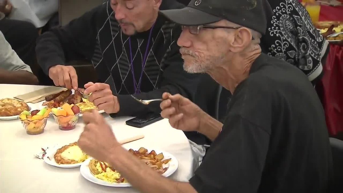 Miami homeless shelter serves up Christmas meals to those in need bit.ly/2pvXtDQ https://t.co/Z2Q3vnoCSL