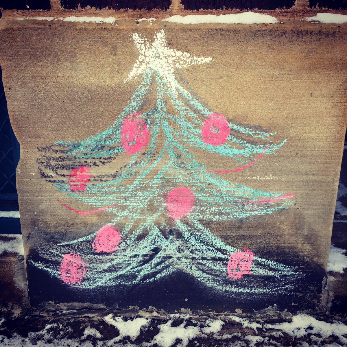 Merry Christmas! Chalk Christmas tree 🎄 on Madison Ave. #lakewood #madisononthemove