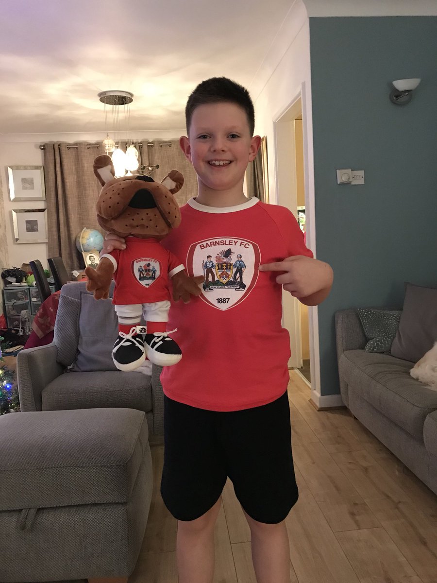 LizBowden3's tweet photo. Oliver wanted to say Merry Christmas to all the Reds out there 🎄🎄@BarnsleyFC @Angus_Mac15 https://t.co/9tj6Fwdo6C