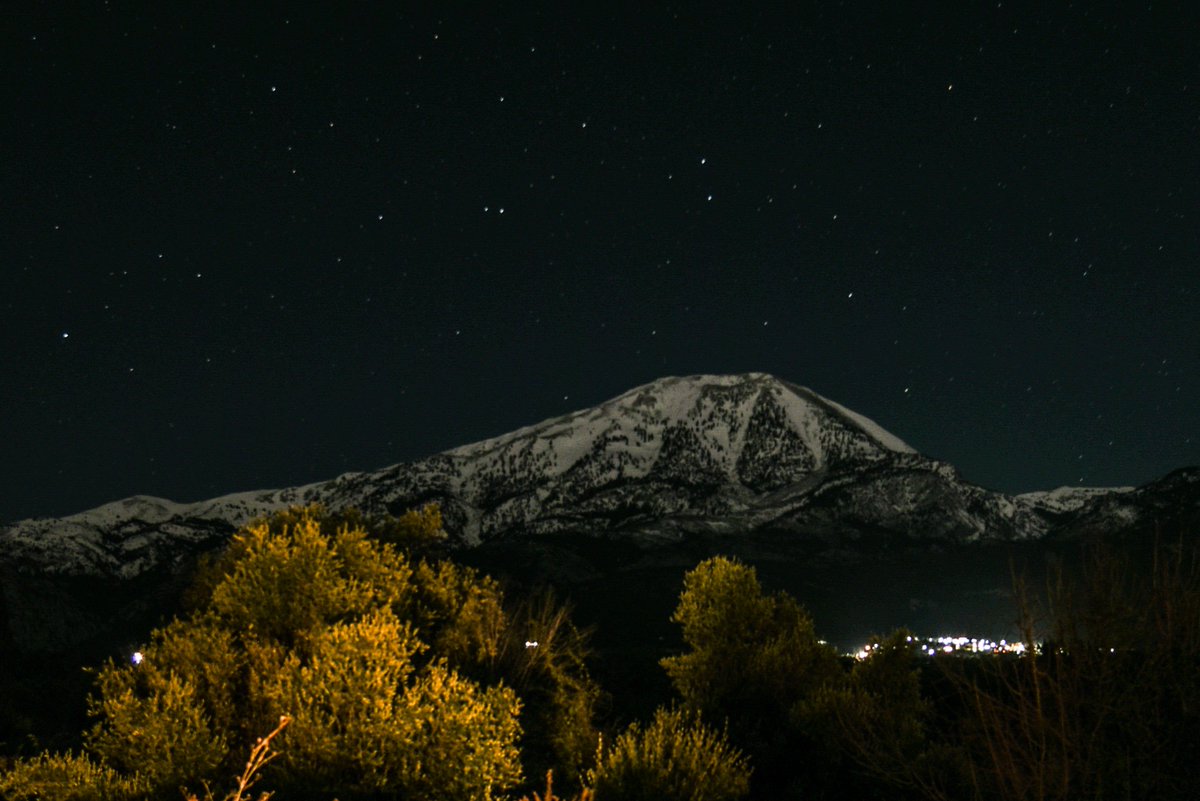 xandra_photo's tweet photo. #dirfys #mountain #snow #euboea #evia at night https://t.co/Yd4yvhniUW