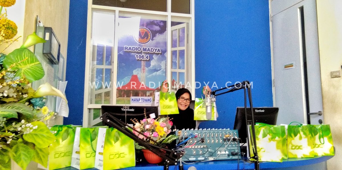 radiomadya's tweet photo. 1064| #kuispurbasari Makeup gratiss tis.. Mau😄? Simak kuisnya setiap Rabu dan Jum'at jam 16.00 dan 19.00 hanya di #MadyaFM https://t.co/ALdCT11njX