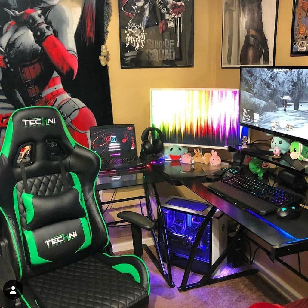 TechniSport's tweet photo. Christmas wishes came true for @piercedwolfgirl with her brand new Green❇️ Technisport chair plus the rest of her setup equipment !! Enjoy comfy gaming on your new Technisport 🎧❇️🎧❇️🎧❇️🎧 https://t.co/Hnp6BWVNTw