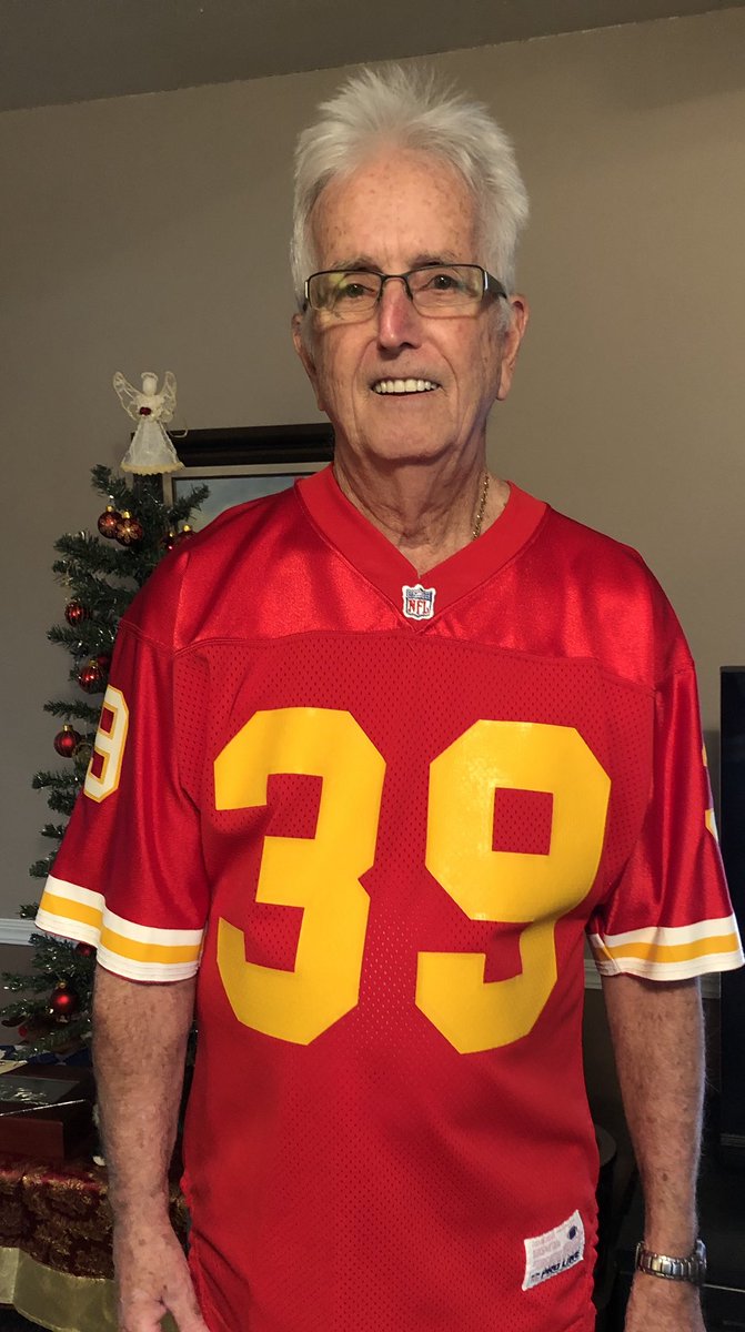 mommyweirdo's tweet photo. In 1990 my sister had this #kcchiefs jersey made for my brother-in-law, Ray Mitchell, for his 50th ๐ bc he always said he was 39! Now 27 years later, #terrancemitchell is the #39 #Mitchell for the @Chiefs!๐ https://t.co/vPKNfSLUHe