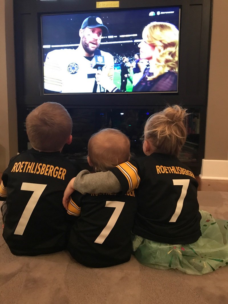 _BigBen7's tweet image. Watching daddy on TV. #MerryChristmas @steelers #SteelerNation #HereWeGo ✨