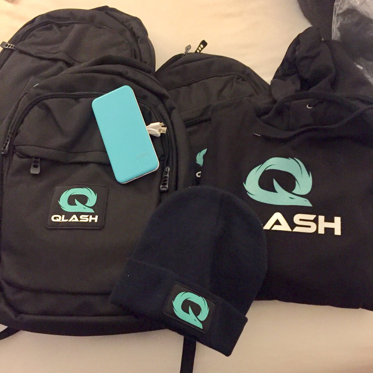Merry QLASHmas! 🎅🏽🤶🏼
Our PRO team wants to share their Xmas loot with you. So RT and tag a mate who would like this gift to stay warm and charged this QLASHmas!!!