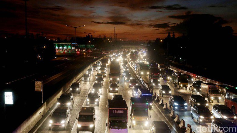rttmchubdat's tweet photo. Tol Cikampek Arah Jakarta Tersendat Jelang Rest Area KM 42
https://t.co/Yw76gvOPCc
#RTTMC2017
#UTAMAKANKESELAMATAN https://t.co/8nXtULbDee