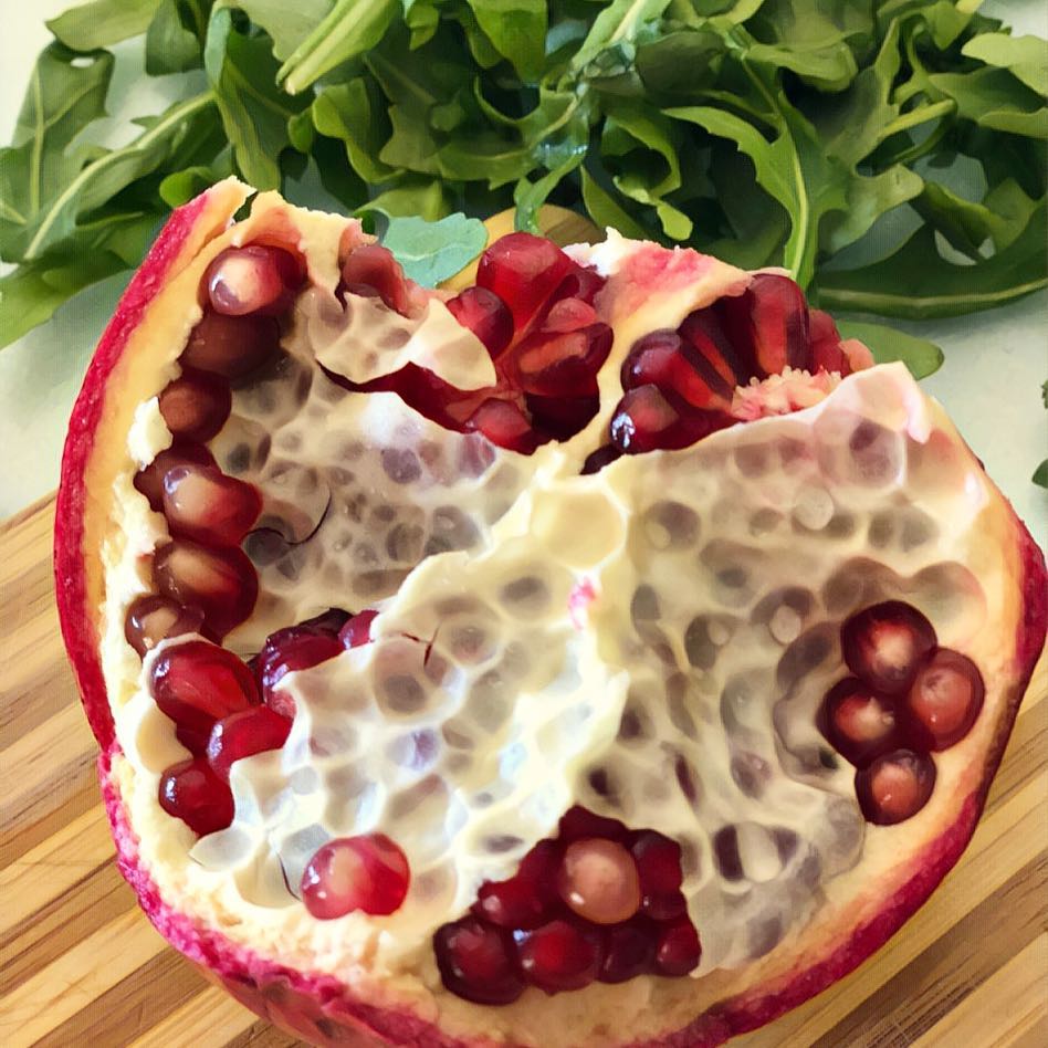 GeorgeMiley's tweet photo. Aragula &
Arils (Pomegranate seeds)
—Hanna
#salad #lunch #aragula #arils #pomegranate #bambooboard #stilllife #red #green https://t.co/u7HudmEq0r