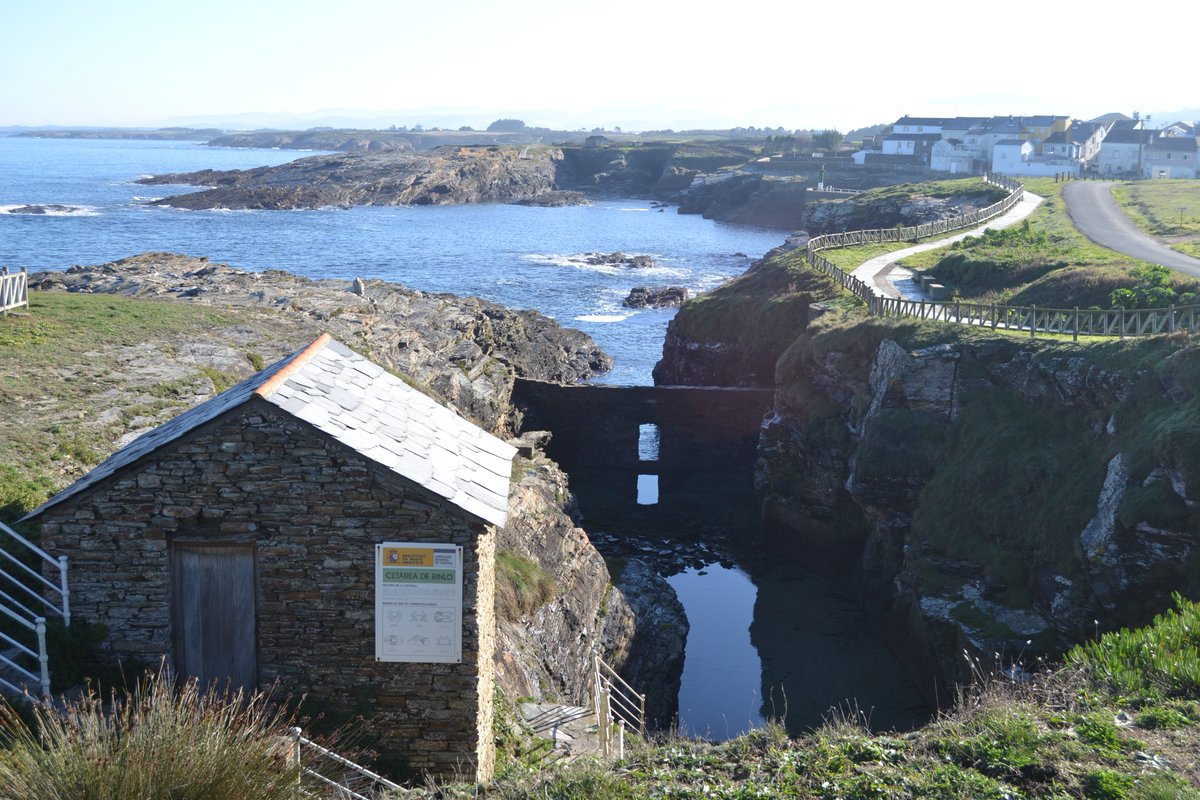 Non haberia outro sitio para poñer o cartel, en vez de chantarllo á vella cetárea (patrimonio etnográfico de Rinlo) ??????
<a href="/MaltratoPaisaxe/">Maltrato da Paisaxe</a> <a href="/Rescata_Patrim/">Rescata Patrimonio</a> <a href="/apatrigal/">Asociación para a defensa do Patrimonio Galego</a>